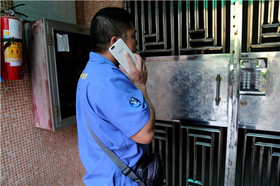 家具安裝師傅繼續電話(huà)聯(lián)系業(yè)主