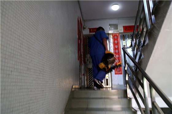 沒(méi)有電梯，家具安裝師傅扛著(zhù)重重的工具爬樓梯