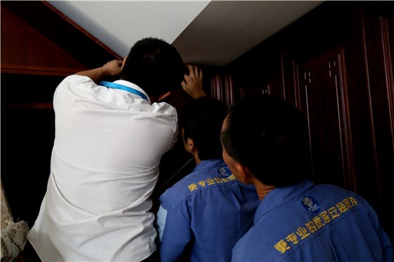 左右手家具安裝師傅不放過(guò)任何一個(gè)瑕疵
