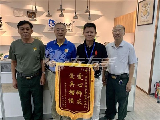 老兵送來(lái)錦旗給左右手創(chuàng  )始人盧建華