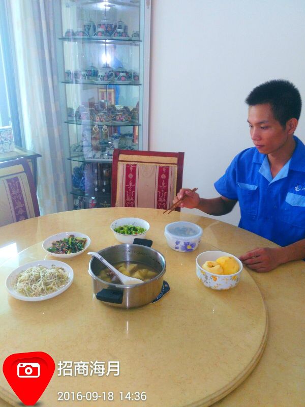 業(yè)主為表達感謝，請家具安裝師傅在家吃飯