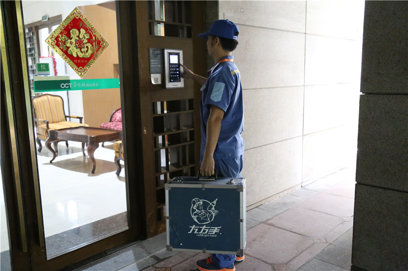 家具安裝師傅按照服務(wù)標準來(lái)到業(yè)主家