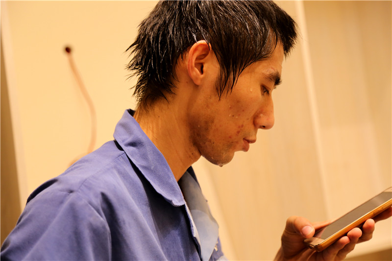 左右手家具安裝師傅頭發(fā)像剛從水里面出來(lái)，汗水不間斷的從頭發(fā)上流下來(lái)