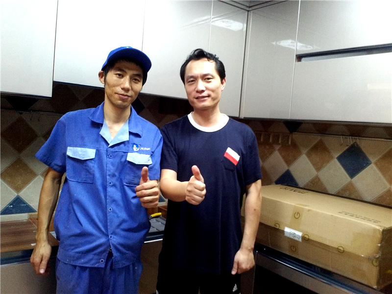 左右手家具安裝師傅與客戶(hù)留影，客戶(hù)的滿(mǎn)意才是我們追求的目標