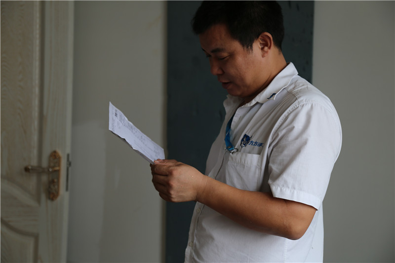 左右手家具安裝設計師現場(chǎng)指導安裝師傅