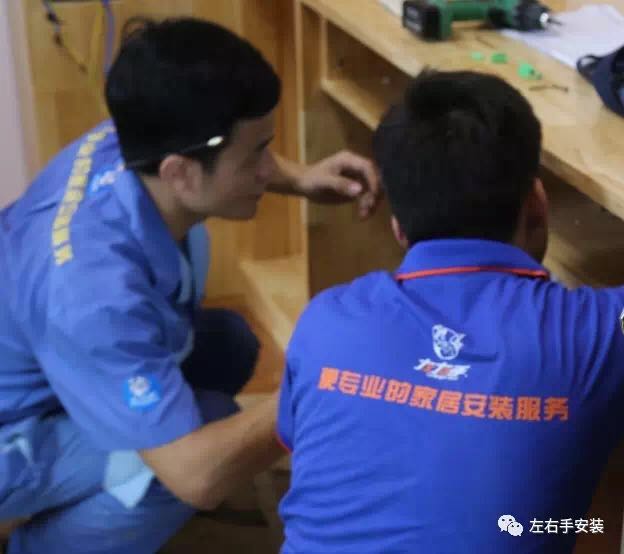 左右手櫥柜安裝現場(chǎng)