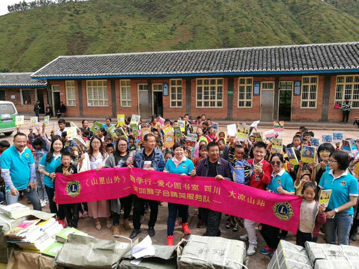 左右手家具安裝公司創(chuàng  )始人盧建華先生《山里山外》愛(ài)心助學(xué)大涼山站專(zhuān)訪(fǎng)