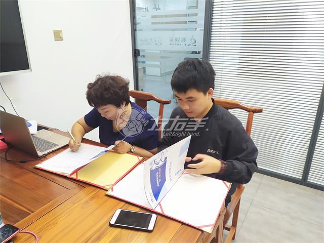 他是一個(gè)90后設計師，也是左右手第51家城市服務(wù)商