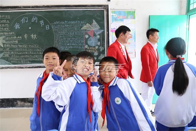 與智者為伍，與善者同行—左右手創(chuàng  )始人南雄助學(xué)之行
